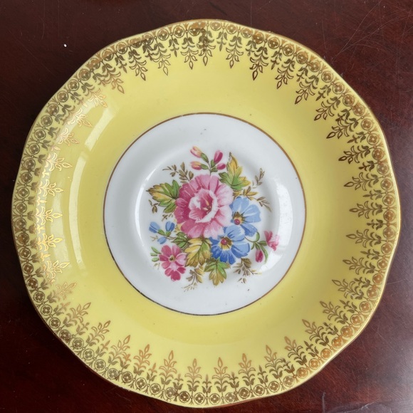 Queen Anne Fine Bone China Tea Cup & Saucer Yellow & Gold Filigree Floral Center - Picture 5 of 5